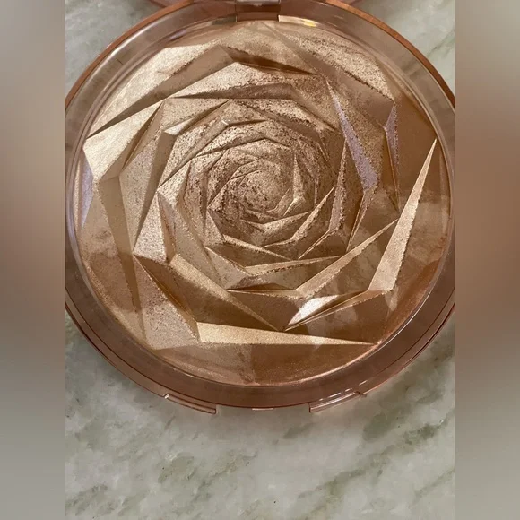 🥇HUDA BEAUTY N.Y.M.P. Highlighter, FLORA 
Very Rare!! Made in Italy - Picture 3 of 14